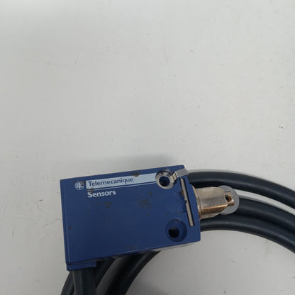 Telemecanique XCMD2102L3 240VAC 10A SPDT Roller Plunger Limit Switch