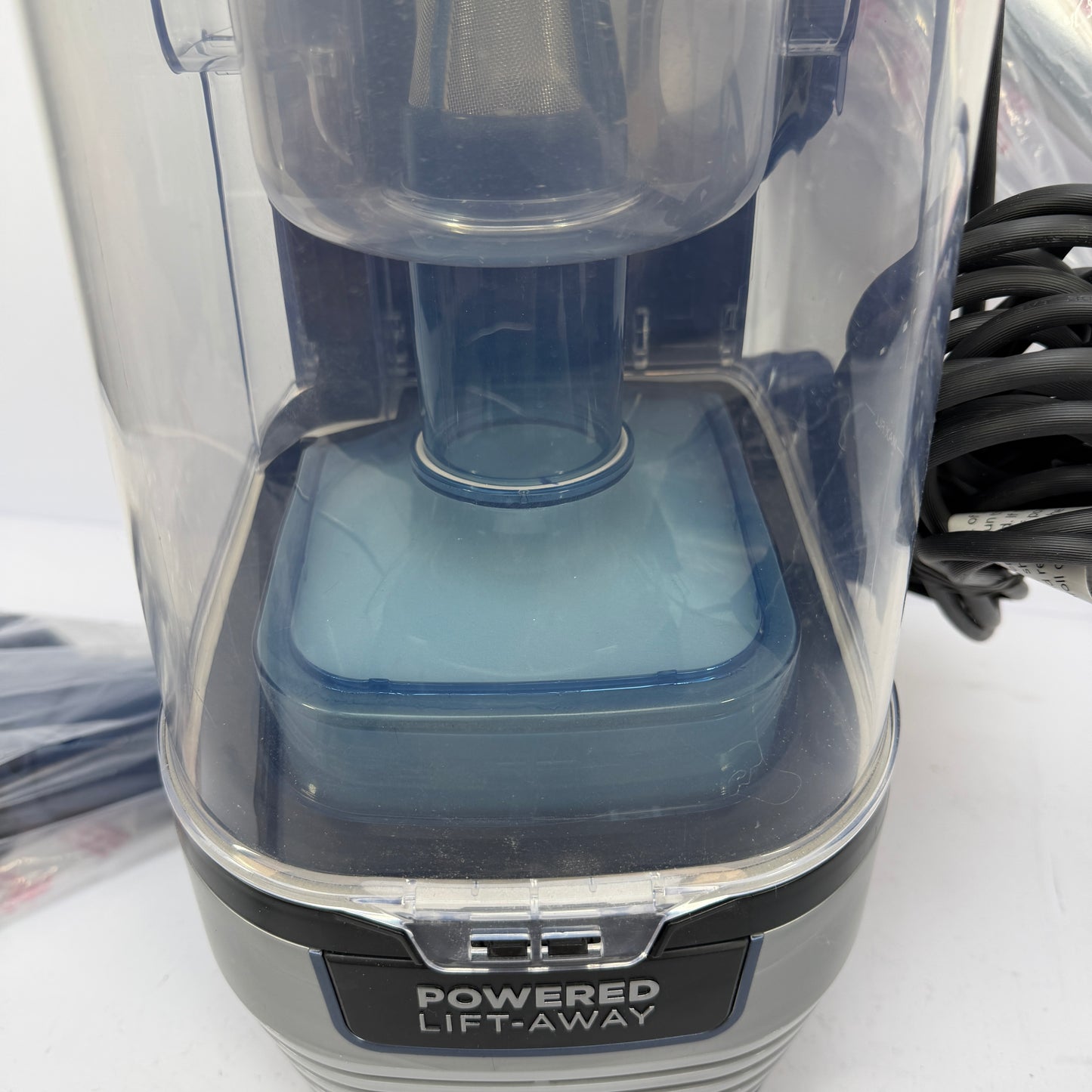 Shark Stratos Powered Lift-Away Upright Vacuum DuoClean PowerFins HairPro AZ3002